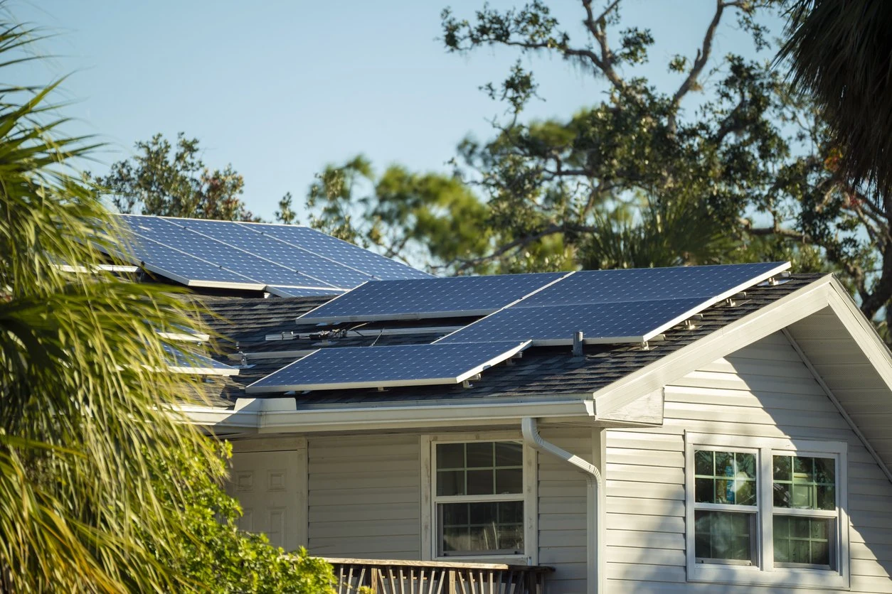 La promesa de la energía verde: paneles solares instalados en un techo residencial